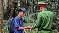 To turister blev reddet efter flere timer, da de var faret vild i Tây Yên Tử-skoven.