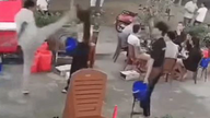 استدعت الشرطة الشاب الذي ركل مديرة الحانة في وجهها لاستجوابه.