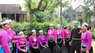 Levittäen Muong-etnisen ryhmän Thuong Rang- ja Bo Meng -melodioita.