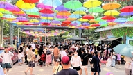Warga Hanoi dengan antusias mengajak anak-anak mereka ke kebun binatang untuk bersenang-senang selama liburan.