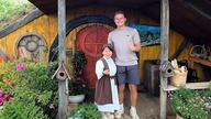 Para turis Inggris yang mengunjungi 'desa orang-orang kecil' di Vietnam merasa seperti telah memasuki dunia dongeng.
