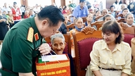 Jeneral Nguyen Trong Nghia memberi penghormatan kepada mereka yang telah memberikan perkhidmatan yang berjasa di Gia Lai.