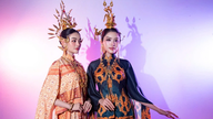 Viet Hung conta histórias da cultura Cham Pa vestindo o ao dai vietnamita.