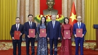 Sekretarz Generalny i Prezydent To Lam wręcza decyzje o nominacjach pięciu ambasadorom Wietnamu za granicą.