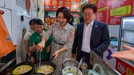 En restaurant med grillede forårsruller i Hanoi når den sydkoreanske præsidents Instagram-konto.
