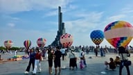 Ensimmäisellä kuumailmapallolennollaan Tuy Hoassa turistit voivat ihailla auringonnousua.