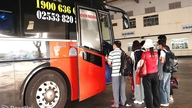 Terminal bus dan stasiun kereta api di Dong Nai ramai dikunjungi selama musim liburan puncak.