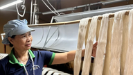 Unikke traditionelle landsbyer for silkevævning og spinning
