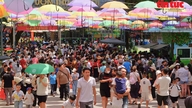 Durante le festività, i turisti affollano i luoghi di shopping e di intrattenimento di Hanoi.
