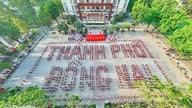[Foto] Over 1.000 mennesker deltager i en masseformation for at byde 'Dong Nai City' velkommen.