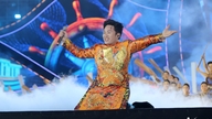 My Tam și Tung Duong au încins scena cu spectacolele lor în fața a 80.000 de spectatori la Carnavalul Ha Long.