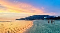 Το πράσινο της στολής του συνοριοφύλακα δίπλα στην ασημένια ακρογιαλιά.
