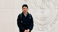 En vietnamesisk mand forlader en bank for at arbejde i Den Internationale Valutafond i USA.