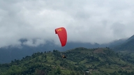 Flyver over Tú Lệ-vandfaldet i regntiden.