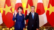 Perdana Menteri Le Minh Hung memimpin upacara penyambutan untuk Perdana Menteri Jepang Sanae Takaichi.