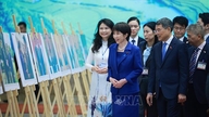 Le Premier ministre Le Minh Hung et le Premier ministre japonais visitent l'exposition photo.