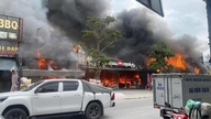 Stor brand i Hai Phong ødelægger mange butikker og huse.