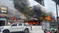 Hai Phong: Un grave incendio nel quartiere di An Phong ha distrutto cinque negozi.