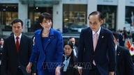 Den japanske premierminister holder en politisk tale på Hanoi National University.
