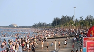 Ribuan orang memadati pantai Cua Lo selama liburan.