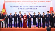Il Primo Ministro giapponese ha conferito medaglie all'ex Segretario Generale Nong Duc Manh e all'ex Primo Ministro Nguyen Tan Dung.