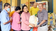 Foreningen til støtte for martyrfamilier i Dong Nai City overrakte gaver til martyrernes pårørende i anledning af 51-årsdagen for befrielsen af ​​Sydvietnam.