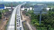 Tatilin son günlerinde Ho Chi Minh Şehri - Long Thanh otoyolunda uzun süreli trafik sıkışıklığı yaşandı; bunun yerine 1 numaralı Ulusal Karayolunun kullanılması önerilir.