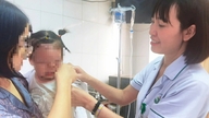 Bị chó nhà tấn công, bé gái 22 tháng tuổi tổn thương nặng vùng mặt