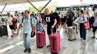 Maskapai penerbangan meraup keuntungan besar selama liburan 30 April dan 1 Mei berkat wisatawan internasional.
