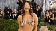 29歳の美女はレッドカーペットで最大の衝撃を与え、彼女の姿を見た誰もが顔を赤らめた。