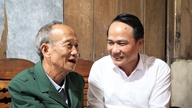 Kaupungin puoluekomitean varasihteeri Nguyen Dinh Vinh vierailee kylän vanhinten ja vaikutusvaltaisten ihmisten luona Tra Tapin kunnassa.