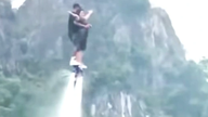 ការសម្តែង Flyboard មិនទាន់ត្រូវបានអនុញ្ញាតនៅបឹងហូនុយឡុងនៅឡើយទេ។