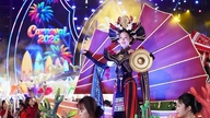 Skønhedsdronninger promoverer traditionelle kostumer ved Ha Long Street Festival.