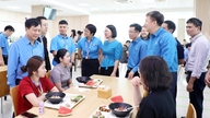Bac Ninh: FDI enterprises organize "Trade Union Meal" to show appreciation to employees.