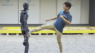Vingroup şirketine ait bir firmanın geliştirdiği insansı robot, kendi başına ayağa kalkıp yokuşları tırmanarak herkesi şaşırttı.