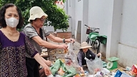 En collectant des matériaux de récupération, les femmes du district de Tay Ho récoltent des fonds pour aider les personnes dans le besoin.