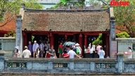 Hanoi summer af turister og shoppere på feriens første dag.