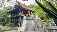 Mengembara dan menikmati pemandangan: 'Khue Van berdiri di tengah-tengah astaka berbentuk skrin di luar'