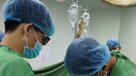 Das Can Tho Central General Hospital behandelte erfolgreich einen Fall, in dem ein metallischer Fremdkörper im Genitalbereich festsaß und diesen einengte.
