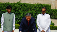 [تصویر] جنرل سکریٹری اور صدر ٹو لام نے مہاتما گاندھی کی یاد میں پھولوں کی چادر چڑھائی