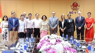รองรัฐมนตรีเหงียน ถิ เลียน ฮวง ให้การต้อนรับและทำงานร่วมกับคณะผู้แทนจากคณะทำงานเฉพาะกิจแห่งชาติของกองทุนโลก