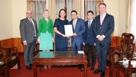 Konsuliviranomaisille antaman hyväksymiskirjeen luovuttaminen uudelle Australian pääkonsulille Ho Chi Minh Cityssä.