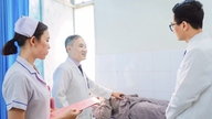Đau bìu lúc nửa đêm, bé trai suýt mất tinh hoàn vì cố chịu đựng đến sáng