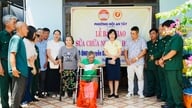 Hoi An Tay-distriktet överlämnar solidaritetshus till nära fattiga hushåll.