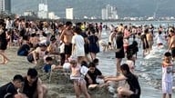 Et nærbillede af lokale og turister, der strømmer til Da Nang-stranden om eftermiddagen den 30. april.