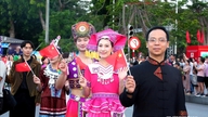 ទីធ្លាពិធីបុណ្យនេះ «ភ្លឺចែងចាំង» នៅក្នុងចំណុចកណ្តាលនៃទីក្រុងកំពង់ផែ។