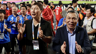 Le président de la VFF, Tran Quoc Tuan, et l'entraîneur Kim Sang-sik assistent au tirage au sort de la phase finale de la Coupe d'Asie 2027.