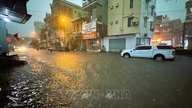 Νγκε Αν: Οι έντονες βροχοπτώσεις προκάλεσαν πλημμύρες σε πολλές γέφυρες και βαθιά βύθιση στους δρόμους.