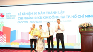 Kim Dong Publishing House-afdelingen i Ho Chi Minh City modtager et anerkendelsescertifikat fra Central Youth Union.