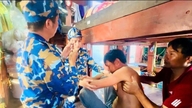 Briged 169 segera membantu nelayan dari wilayah Nghe An yang berada dalam kesusahan di laut.